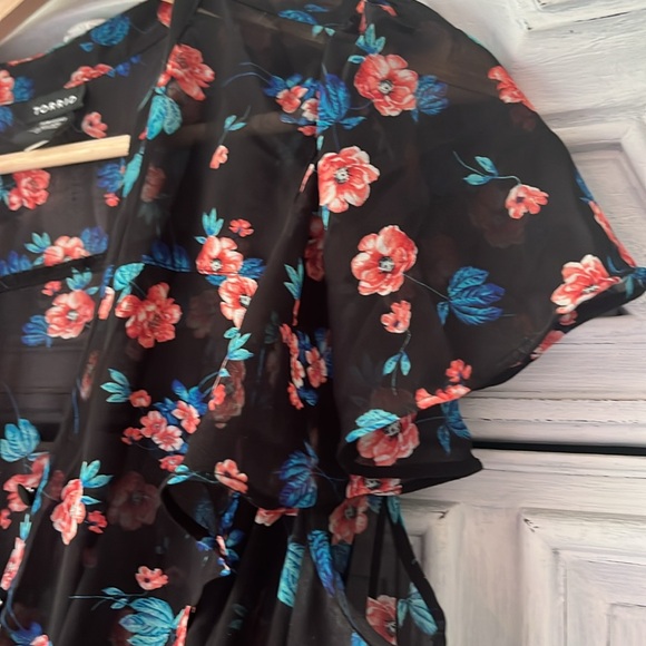 Torrid Semi Sheer Chiffon Babydoll Floral Top V neck with buttons NWOT Size 0X - Picture 3 of 10